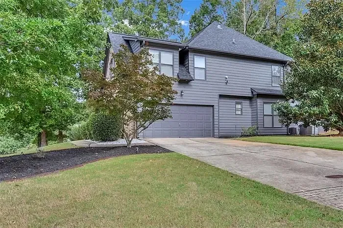 4 bed, 2.5 bath, 2848 sqft, $3,200 — Photo 2