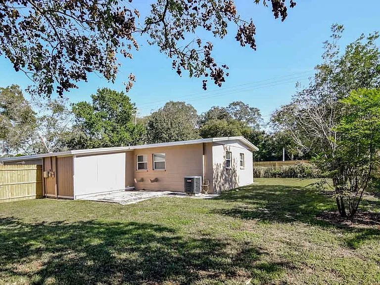 512 Sutton Pl — Photo 2