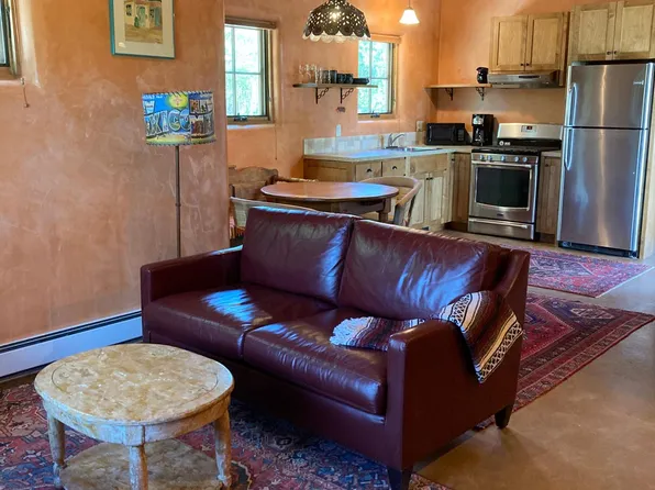 420A Apodaca Hill St, Santa Fe, NM 87501