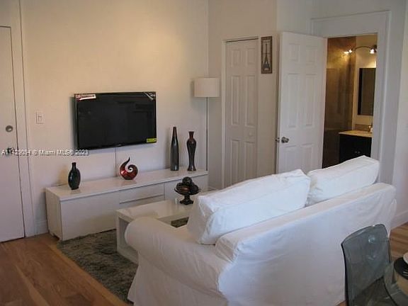 5th image of 1611 Michigan Ave APT 13