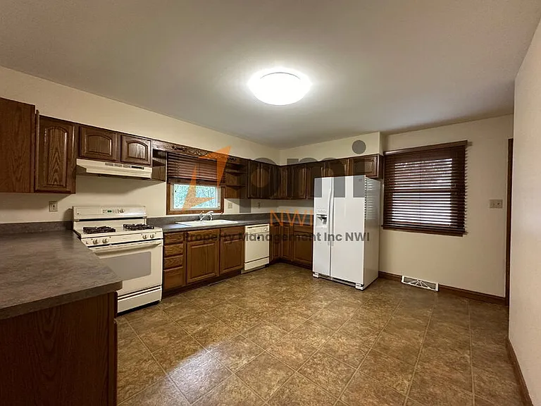 408 E Clark St — Photo 8