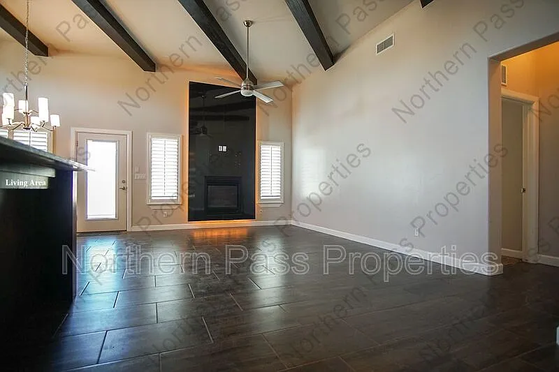 4 bed, 2.5 bath, 1814 sqft, $1,910 — Photo 3