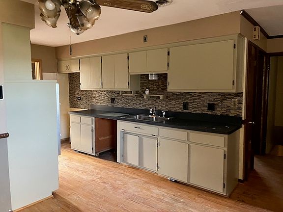 5th image of 534 E 168th Pl