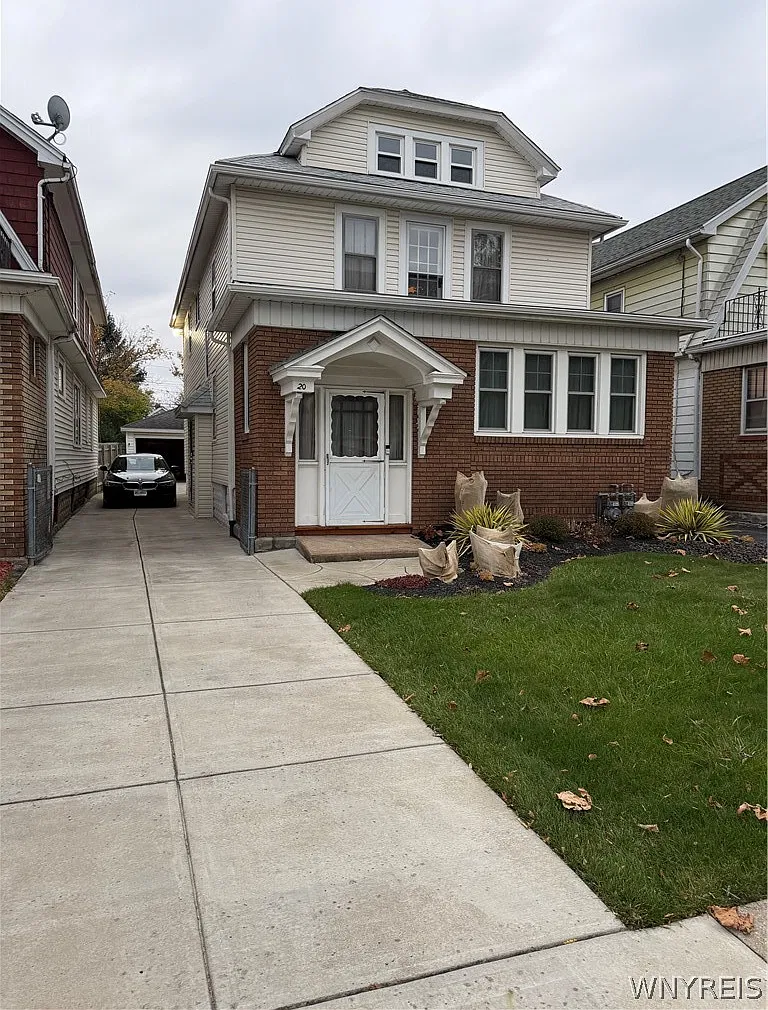 2 bed, 1.0 bath, 2416 sqft, $1,700 — Photo 1