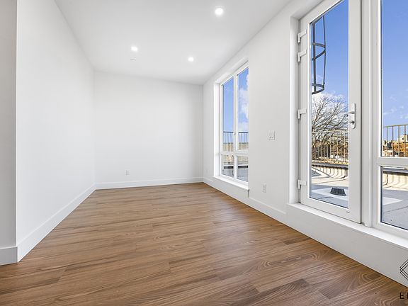 2nd image of 379 Hawthorne St #5L