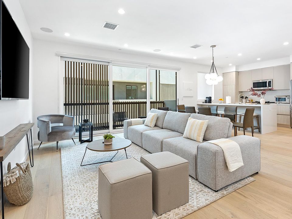 High quality furnishes throughout