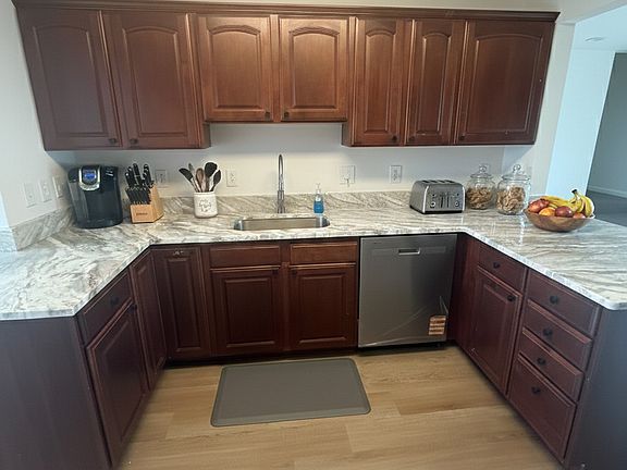 4th image of 550 Riverside Dr #502