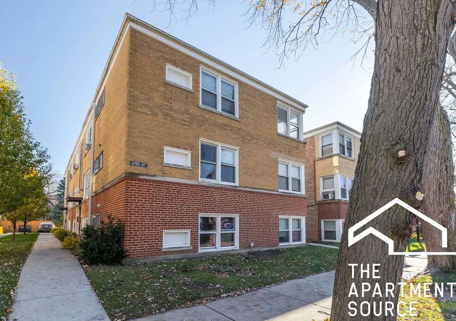 6735 N California Ave — Photo 1