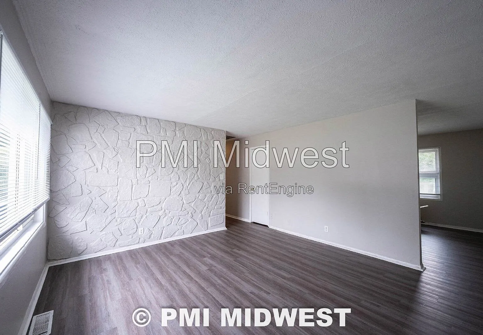 3 bed, 1.5 bath, 936 sqft, $1,050 — Photo 3