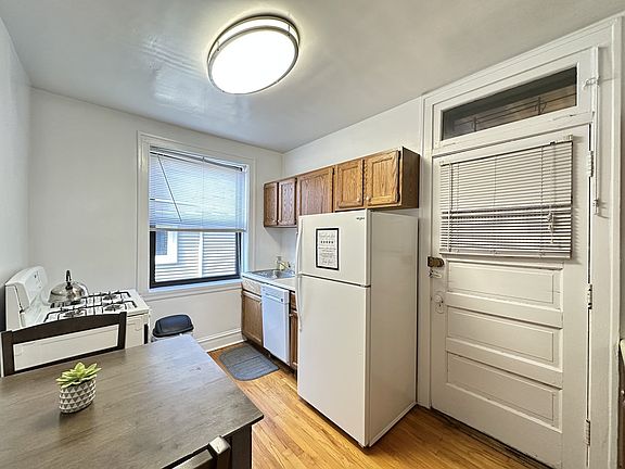 2nd image of 1911 W Larchmont Ave #B3