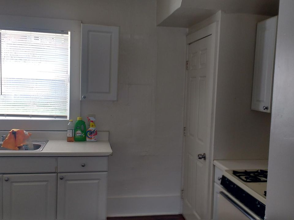 1st image of 125 E Howard St