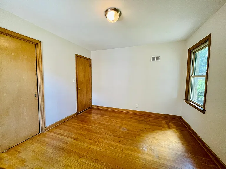 Lower Bedroom2