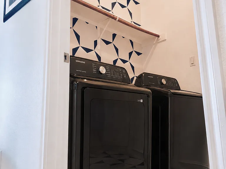 Laundry room w/ brand new Samsung W/D
