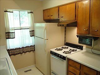 5th image of 702 W 51st St