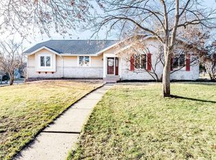 401 Country Ridge Dr, Saint Charles, MO 63304