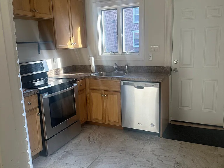 130 Linden St #1 — Photo 4