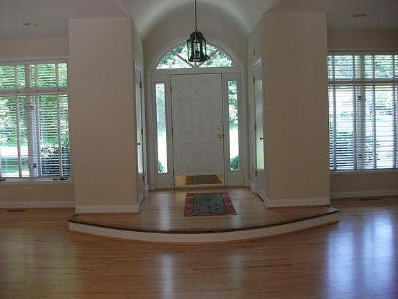 4th image of 15 Oxford Cir
