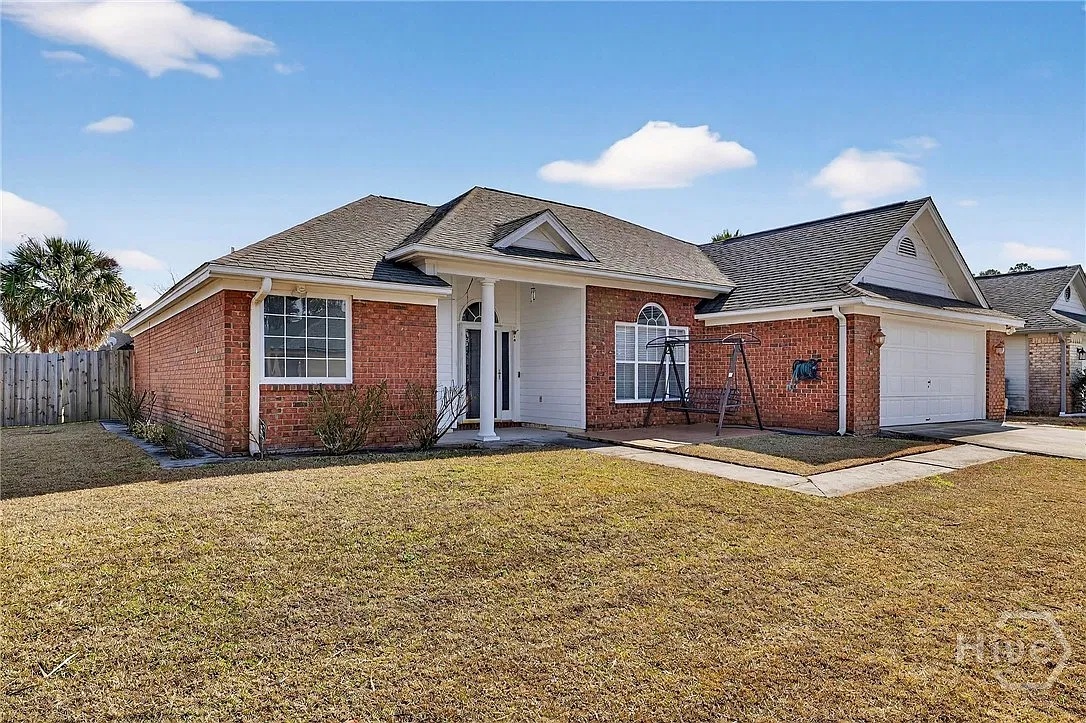 3 bed, 2.0 bath, 1816 sqft, $2,300 — Photo 2