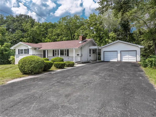 1227 W Henry St, Staunton, IL 62088