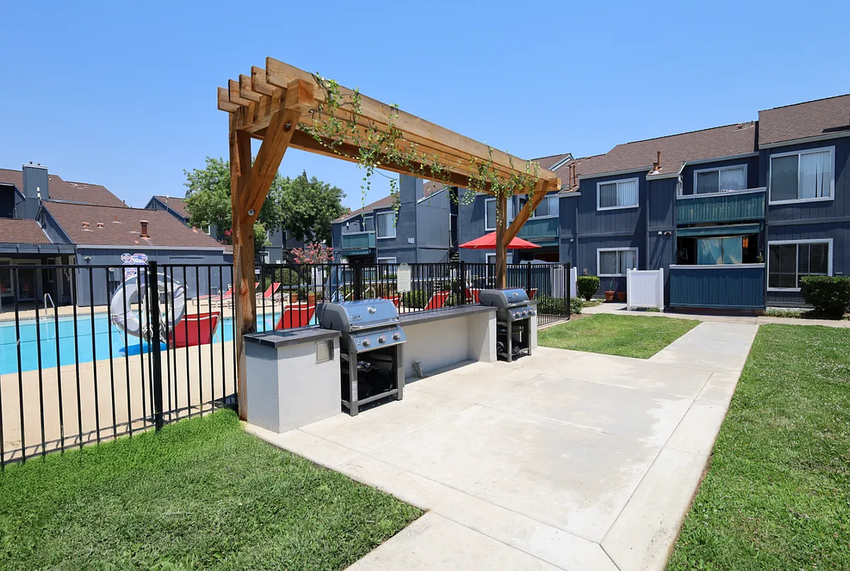 Building Photo - Sierra Ridge