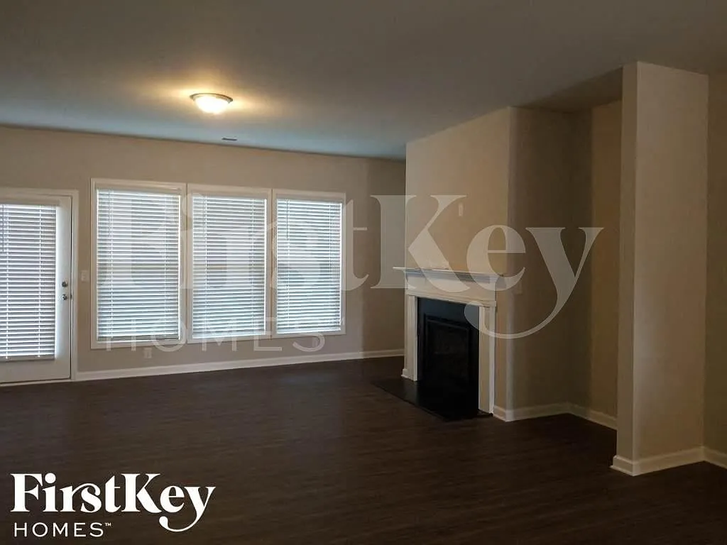 4 bed, 3.0 bath, 2311 sqft, $2,715 — Photo 2