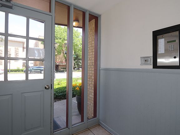 3rd image of 301 W Chicago Ave #2SW