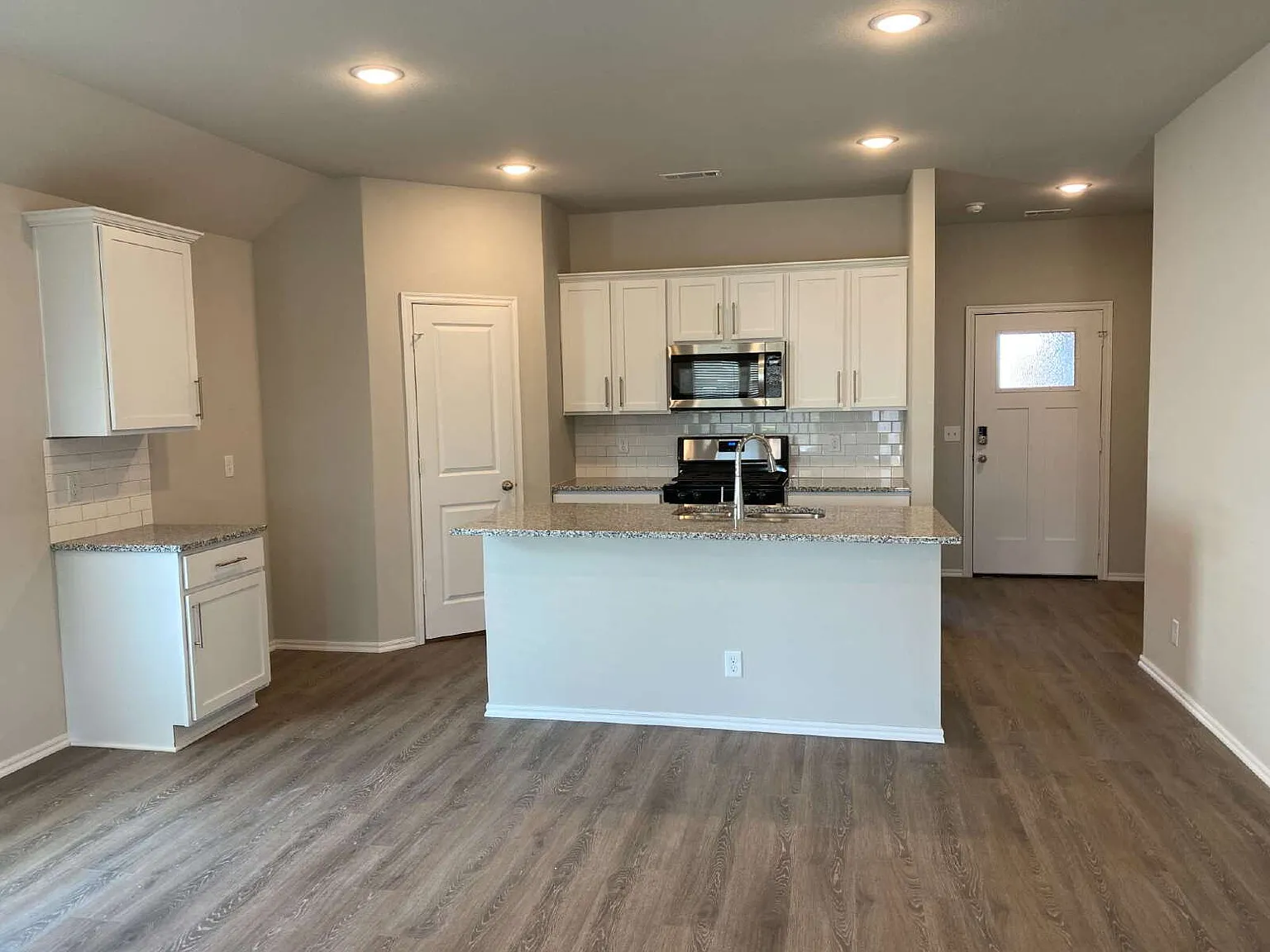 4 bed, 2.0 bath, 1614 sqft, $1,895 — Photo 3