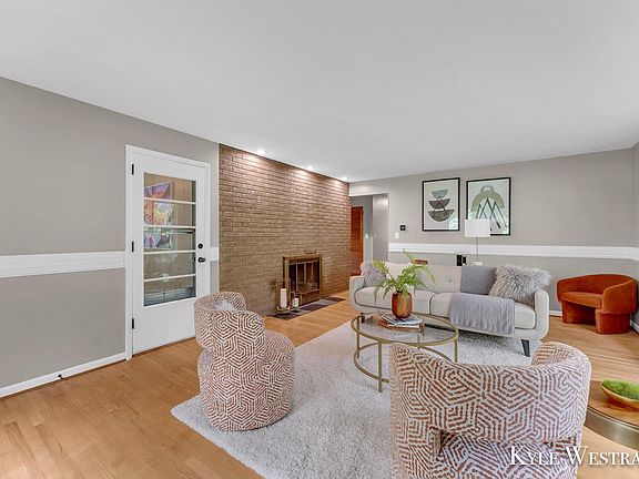 4th image of 732 Hill Ave NW