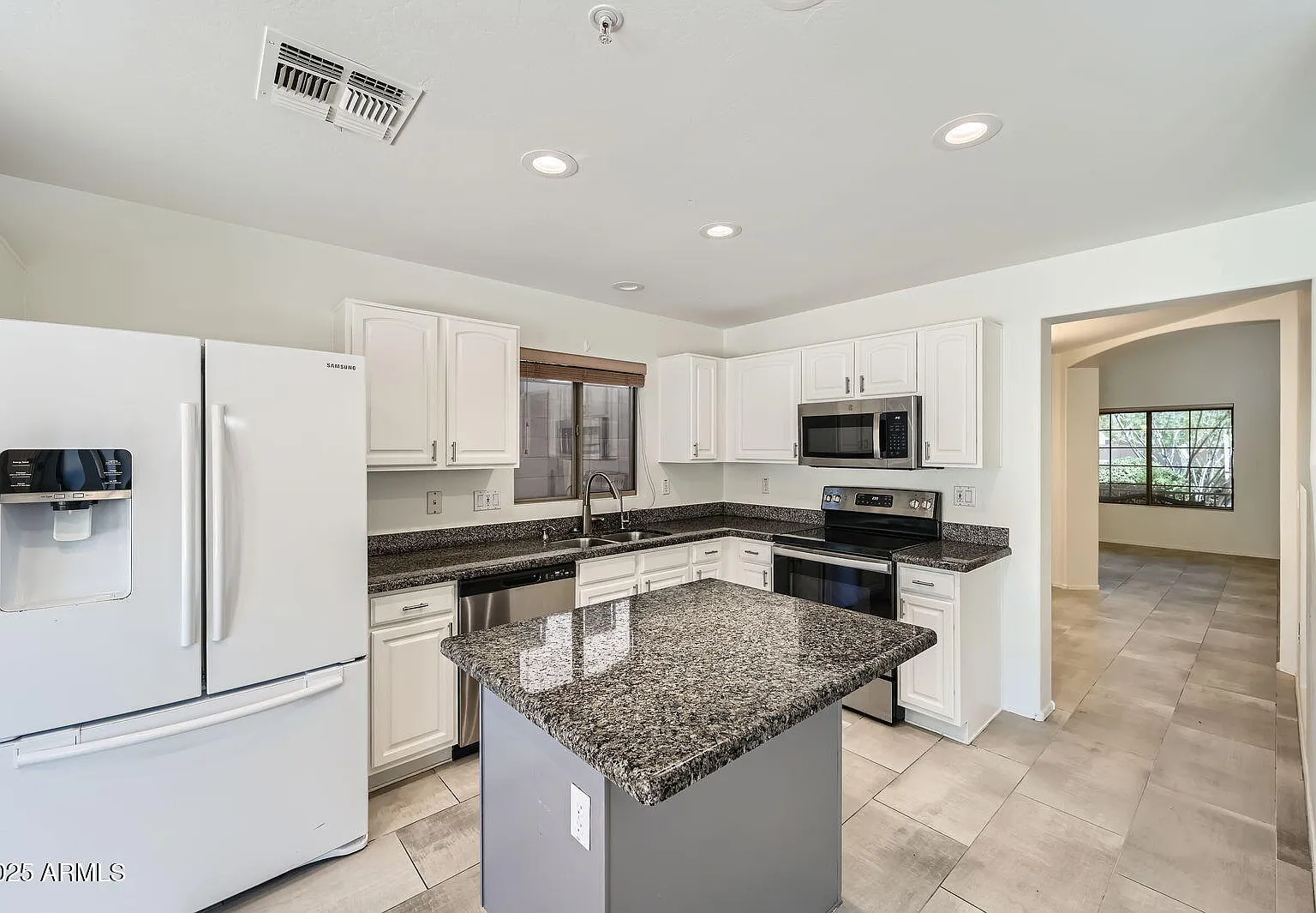 5 bed, 3.0 bath, 2504 sqft, $3,900 — Photo 2