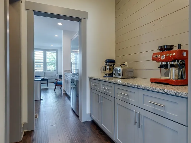 1813 Sherwood Ln — Photo 11