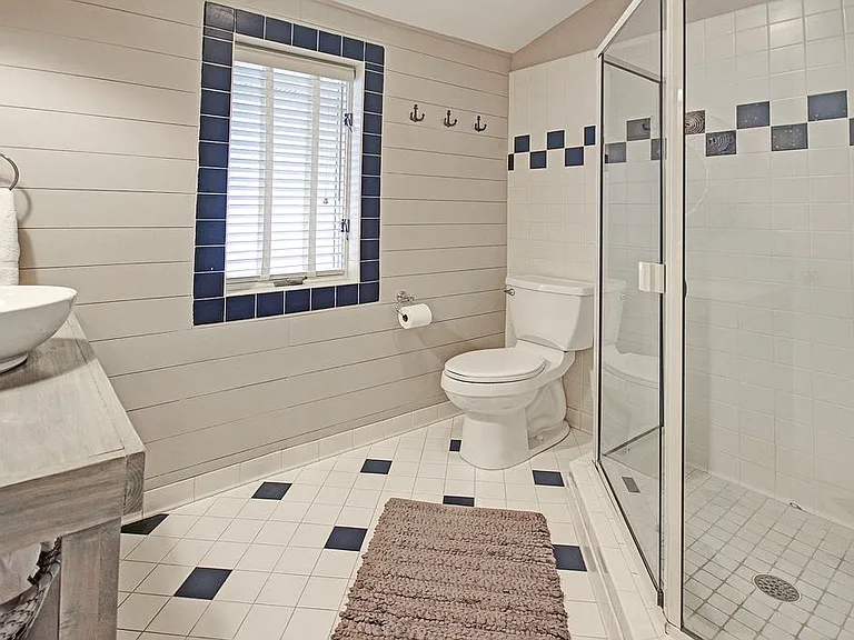 2219 Perry St — Photo 3
