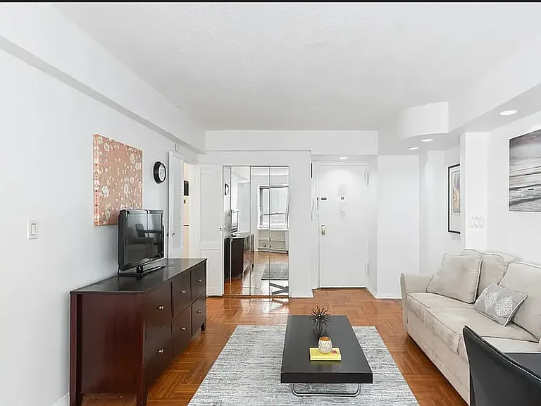 210 E 47th St #10B — Photo 2