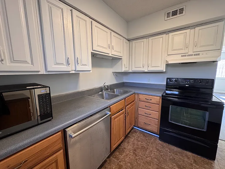220 Elizabeth St #E8 — Photo 10