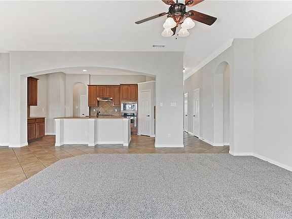 3rd image of 825 Greenwood Dr