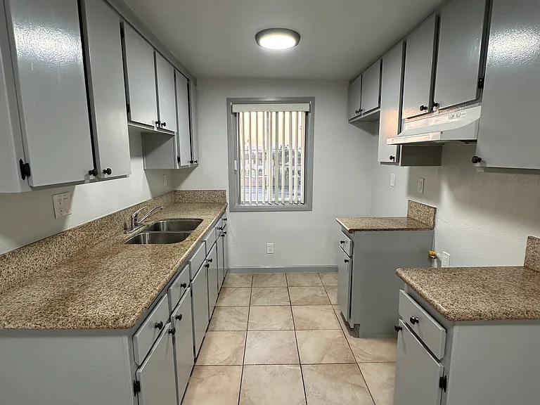 1033 Broad Ave #308 — Photo 6