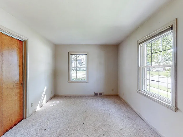 1835 Phelps Ave — Photo 17