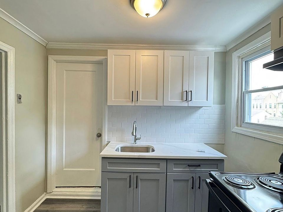 1st image of 489 Norwood St Floor 3