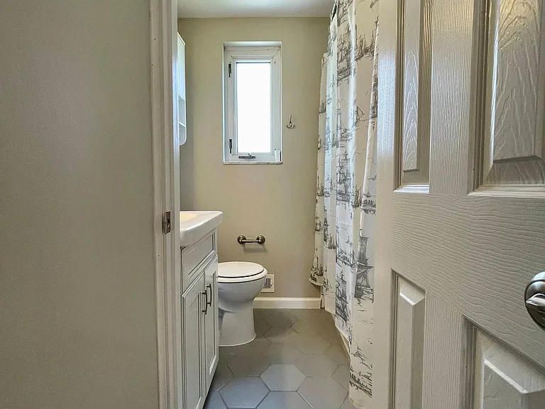 111 Knox St — Photo 11
