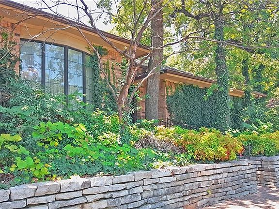 3rd image of 908 Larkspur Ln