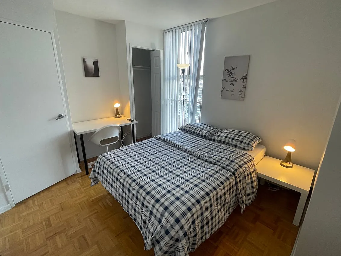Deluxe Room - Bloor St West & Spadina Rd — Photo 2