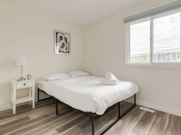 4627 73rd St NW, Calgary, AB T3B 2M3