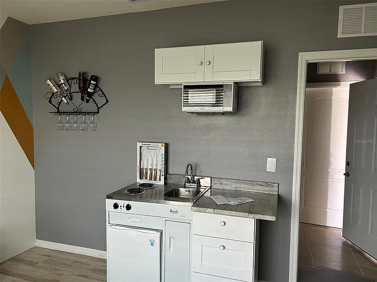 845 Ambleside Dr — Photo 2