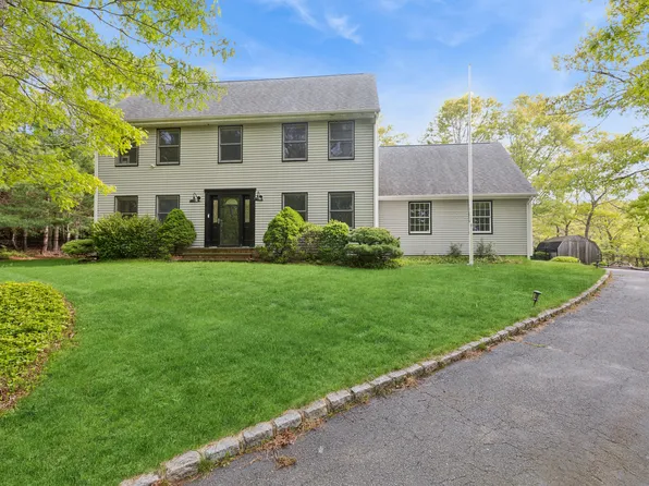 2 Red Creek Cir, Hampton Bays, NY 11946