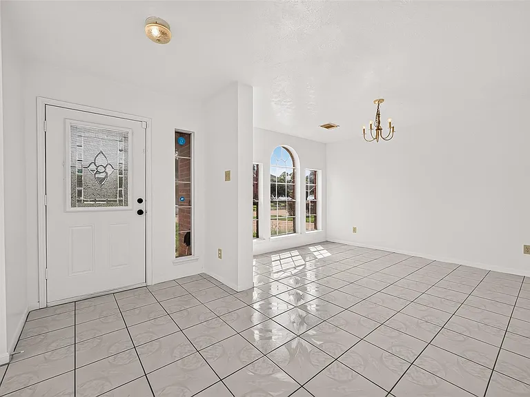 8202 Worthington Dr — Photo 4