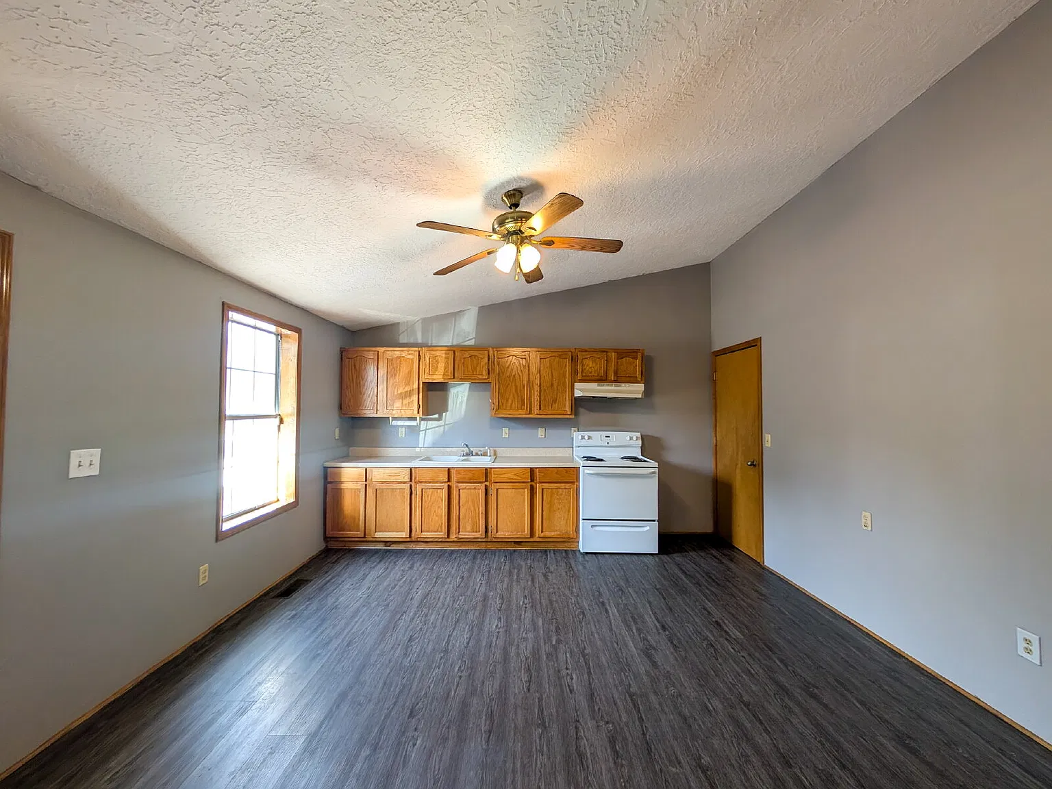 3 bed, 1.0 bath, 1200 sqft, $1,000 — Photo 1