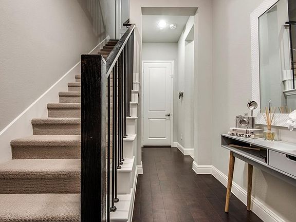4th image of 519 W Royal Ln