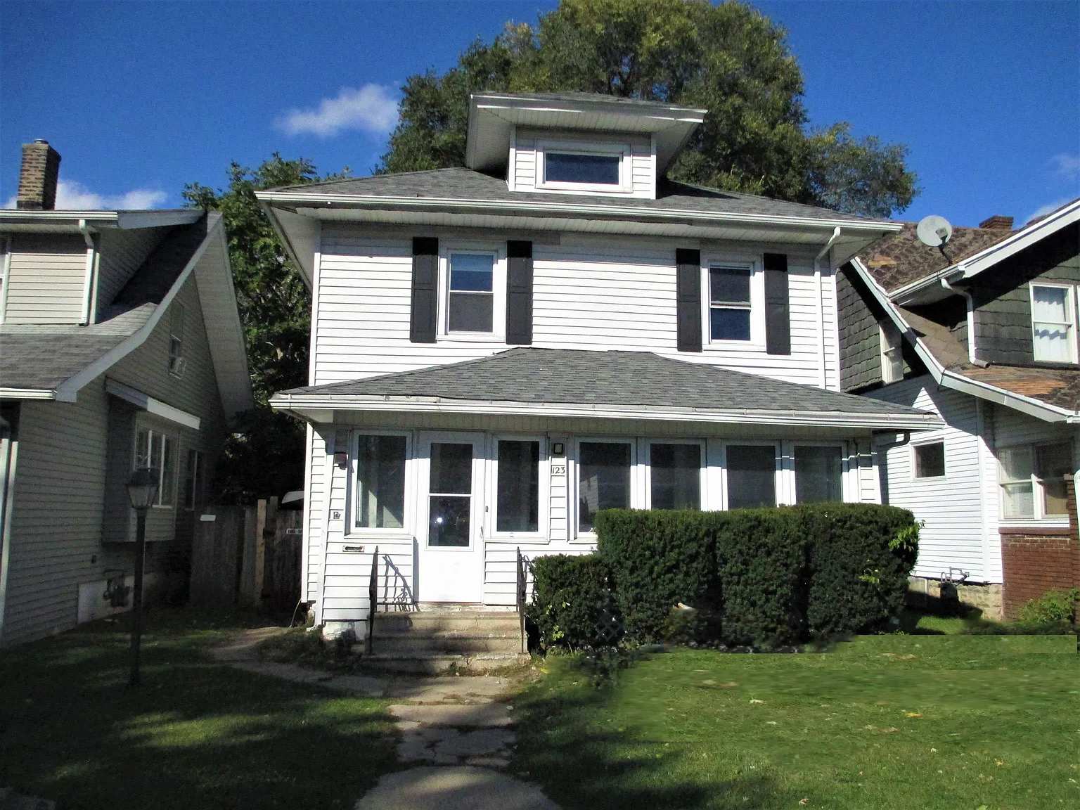 123 E Victoria St photo 1