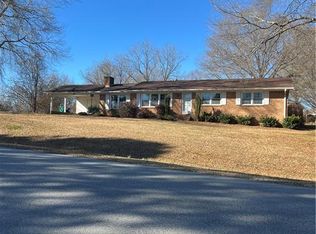 198 Green Knolls Dr, Eden, NC 27288