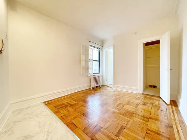 111 West 16th Street image 1 of 7