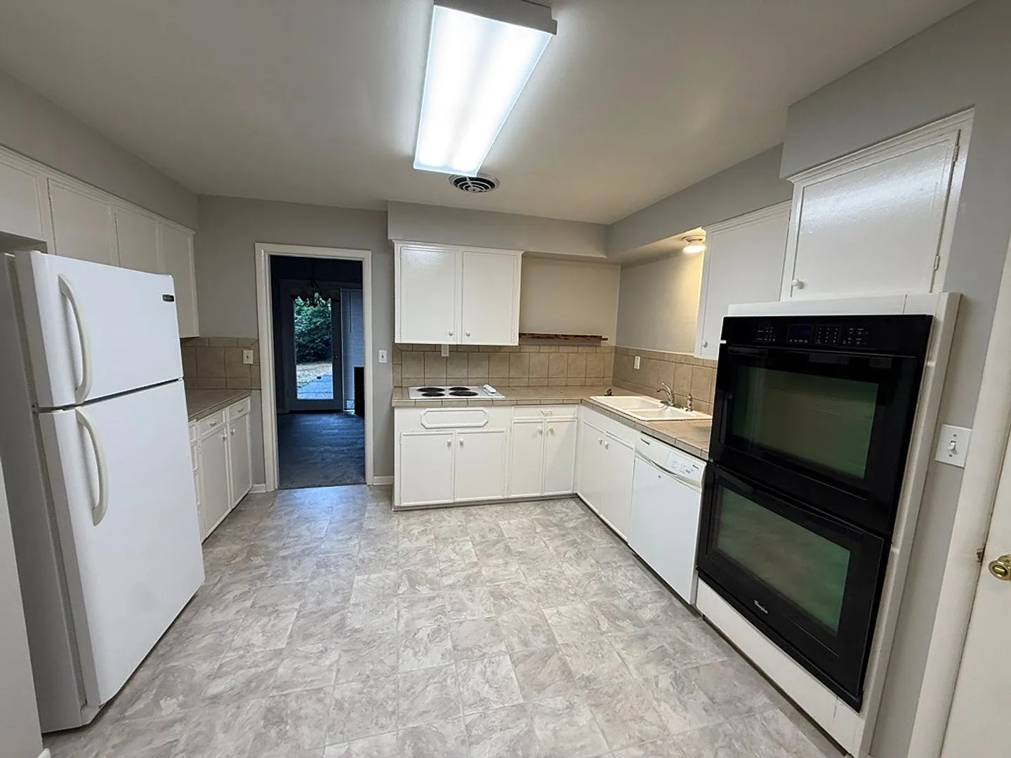 6542 SW Seymour Street ~ Beautifully Refreshed Single Level Home! — Photo 4